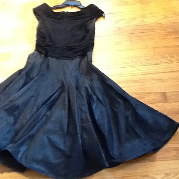 Gorgeous Tadashi Shoji Black Gown - Picture 4 of 5